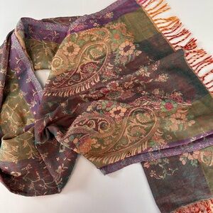 Elegant Floral Patterned Scarf